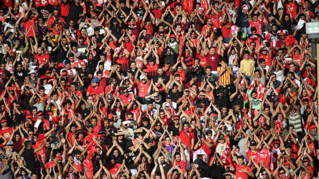 حضور پر شور هواداران پرسپولیس در مقابل هتل سرخپوشان+ عکس