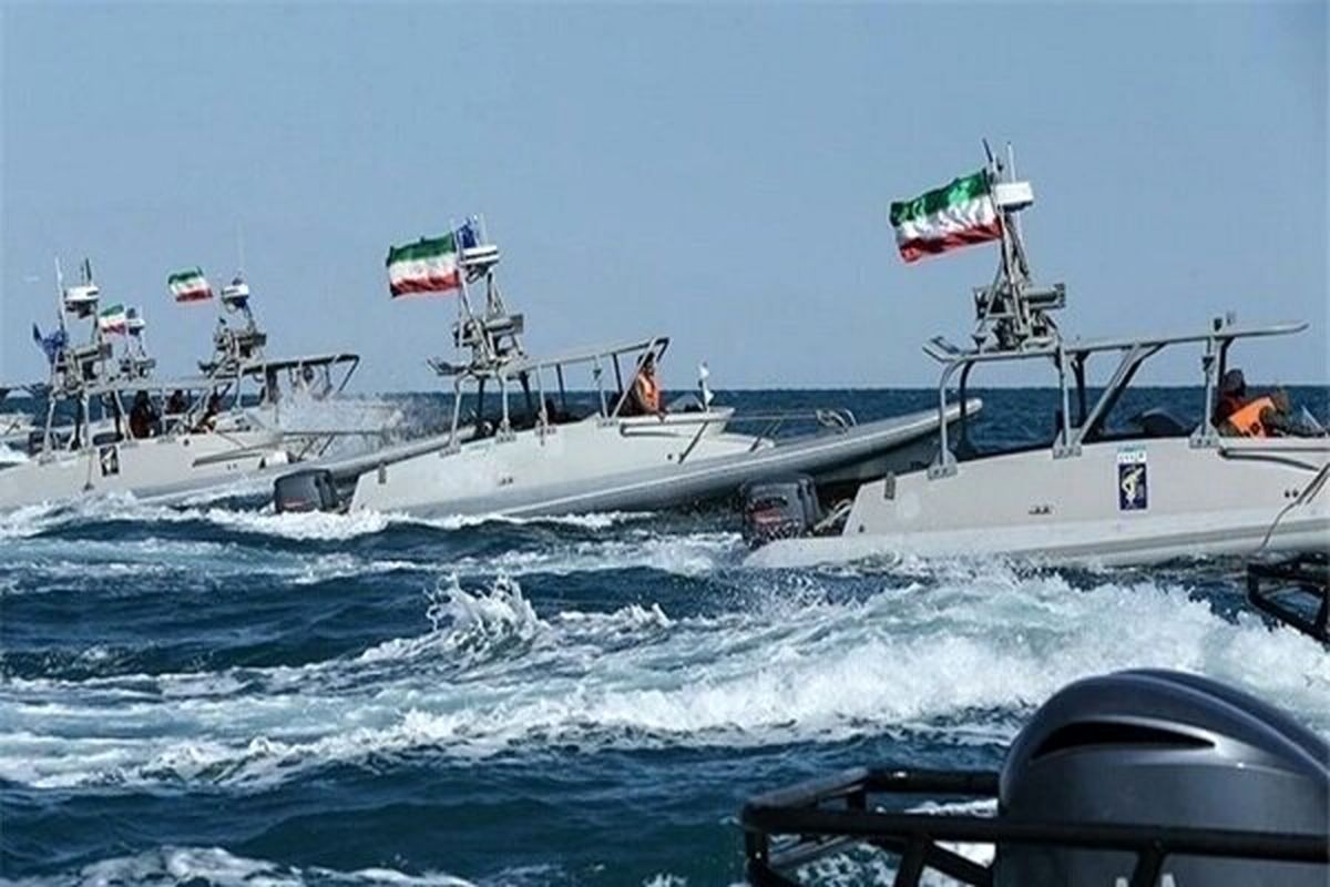 لحظات تعقیب ناوشکن‌های آمریکایی توسط قایق‌های سپاه
