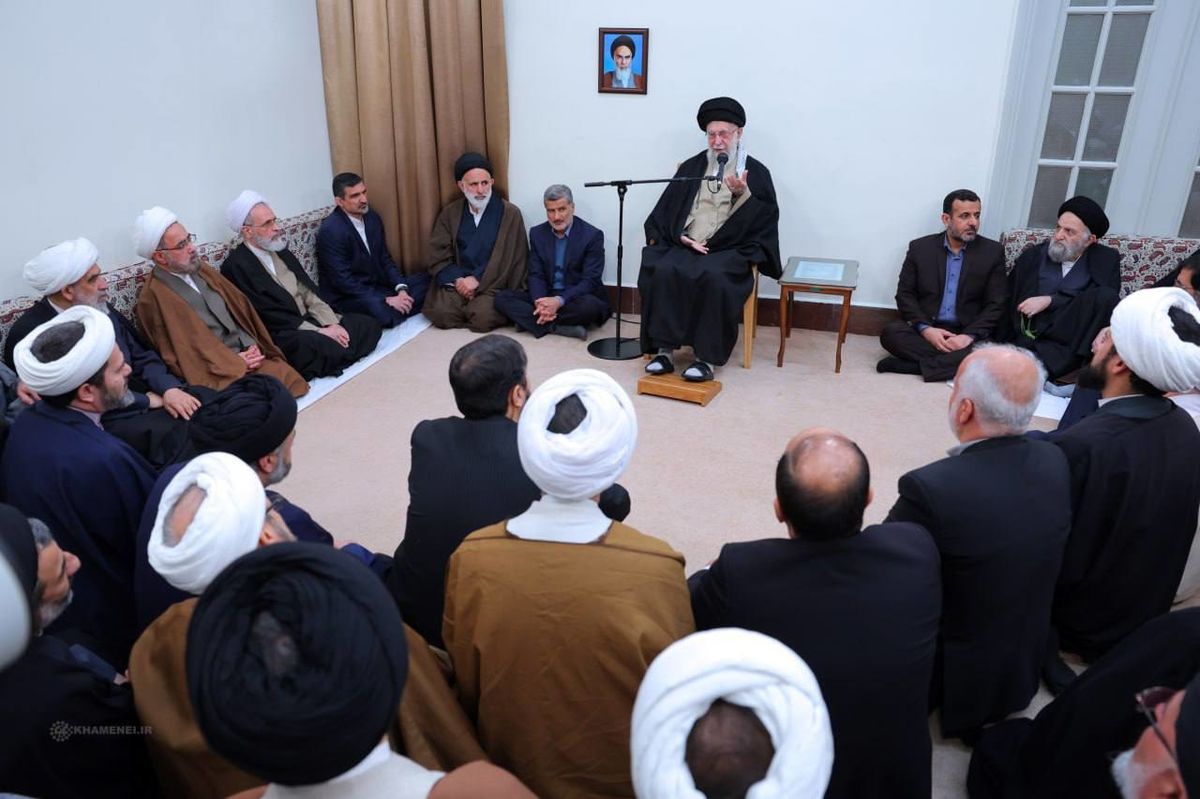 رهبر انقلاب: حوزه علمیه وام‌دار آیت‌الله جوادی آملی است
