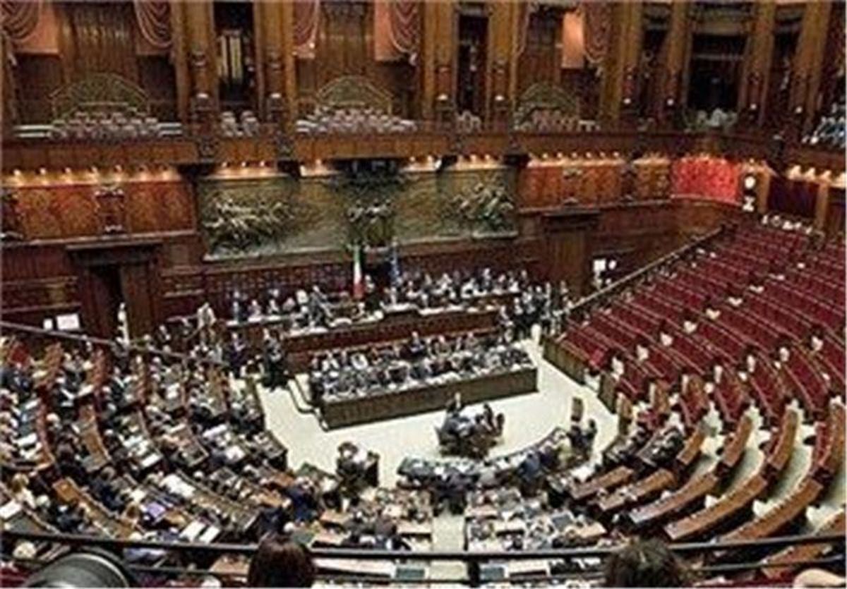شیردادن جالب یک نماینده مجلس به فرزندش