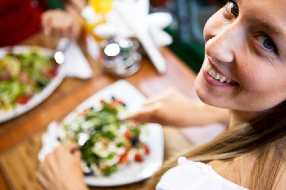 تغذیه مناسب زنان در گروه‌های سنی مختلف باید چگونه باشد؟