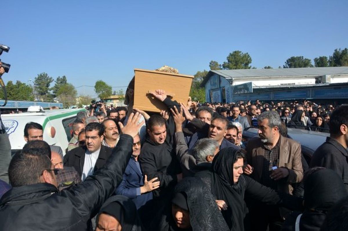 اقامه نماز بر پیکر عارف لرستانی در کرمانشاه +عکس