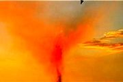 سایه‌های سرخ آتشفشان در آسمان/ عکس