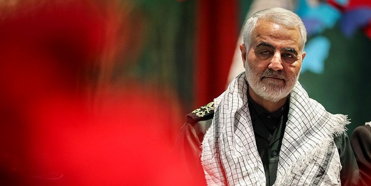 تصویری قدیمی از شهید سلیمانی در کنار جمعی از رزمندگان جنگ تحمیلی