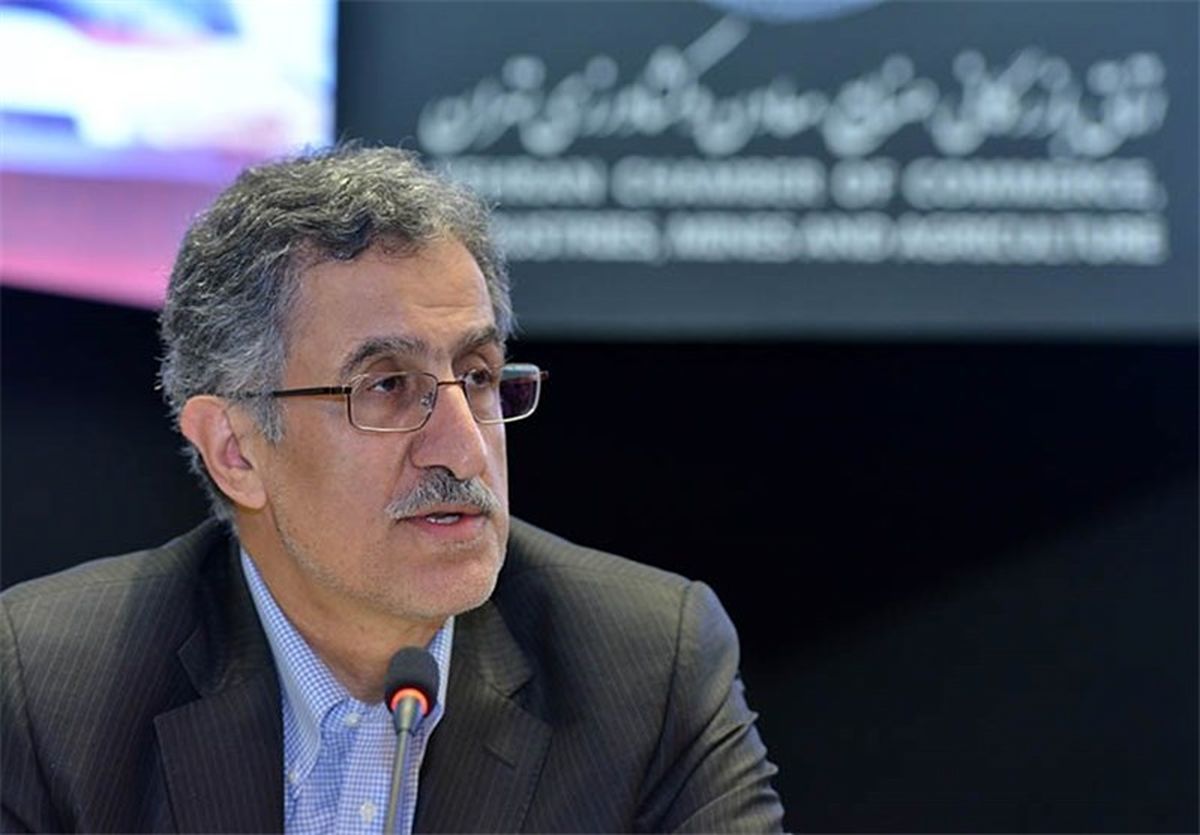 رئیس اتاق بازرگانی تهران در حین سخنرانی بر زمین افتاد