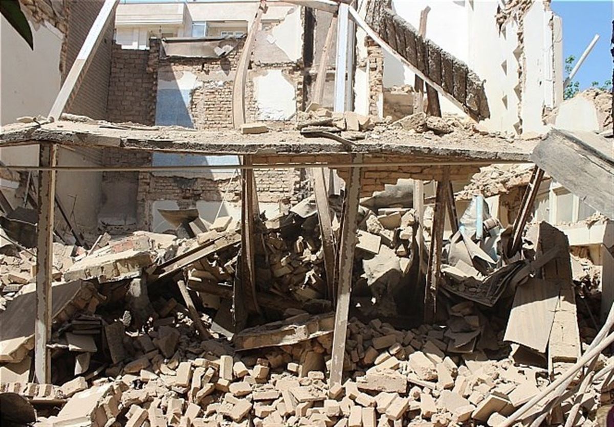 محبوس شدن ۴ کارگر در پی ریزش آوار ساختمان
