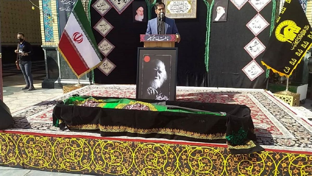 پیکر علامه حکیمی در حرم مطهر رضوی آرام گرفت+ تصاویر