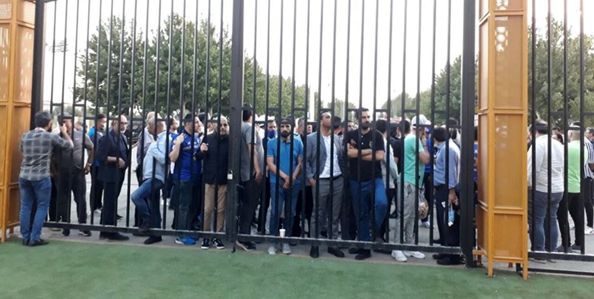 پیشکسوتان استقلال را به ورزشگاه راه ندادند!+ عکس