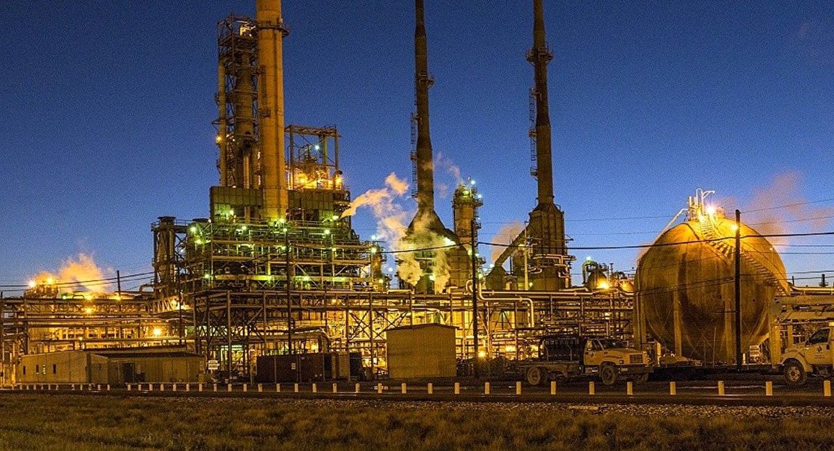 انفجار در یک پالایشگاه نفت در کانادا+تصاویر 