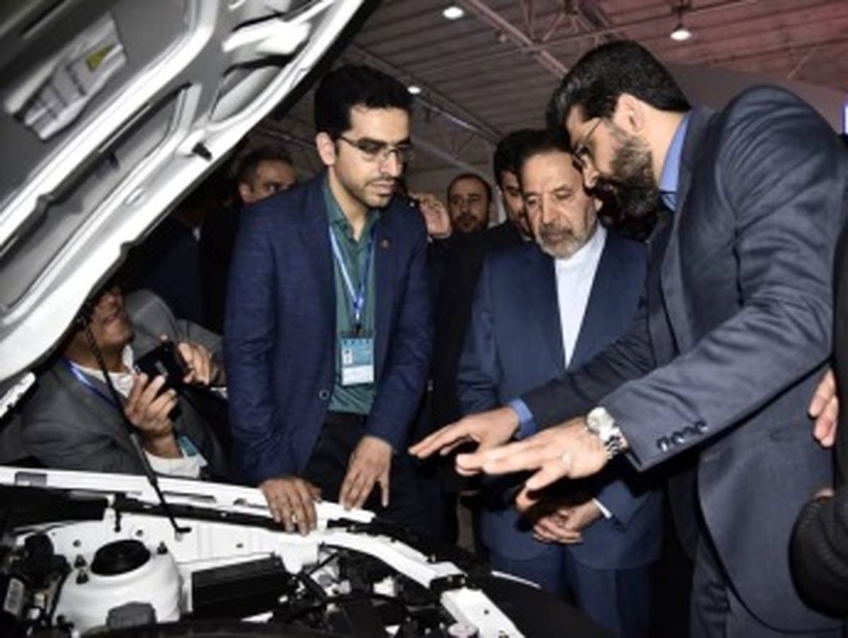 بازدید رئیس‌دفتر رئیس‌جمهور از غرفه سایپا 
