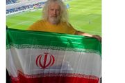 پرچم ایران در دست سیاستمدار ایرلندی 