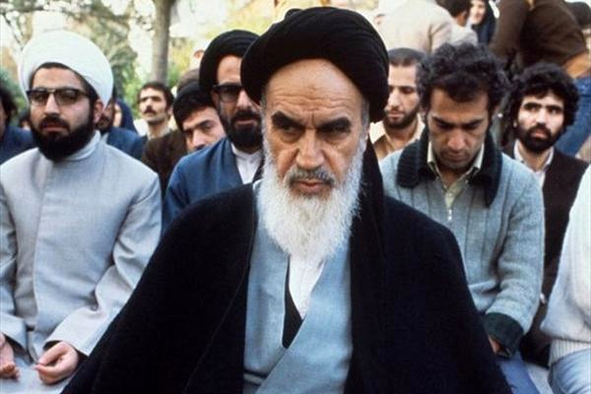 
‏تصویری قدیمی از بستری شدن امام خمینی در بیمارستان
