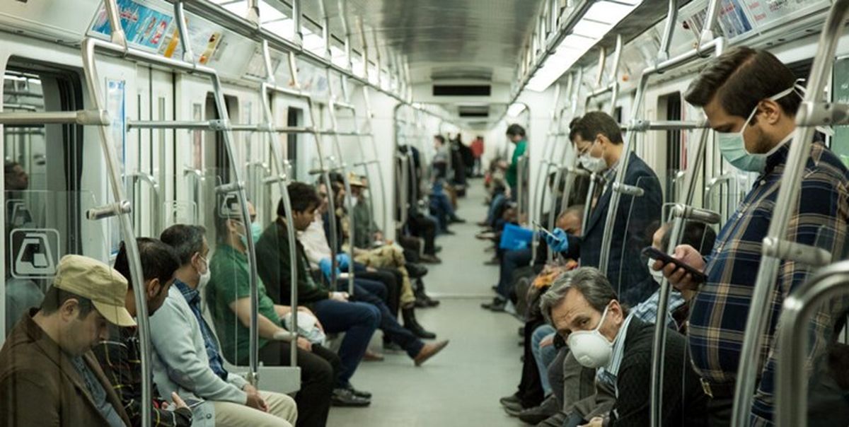تذکر به مسافران بدون ماسک در مترو توسط پلیس