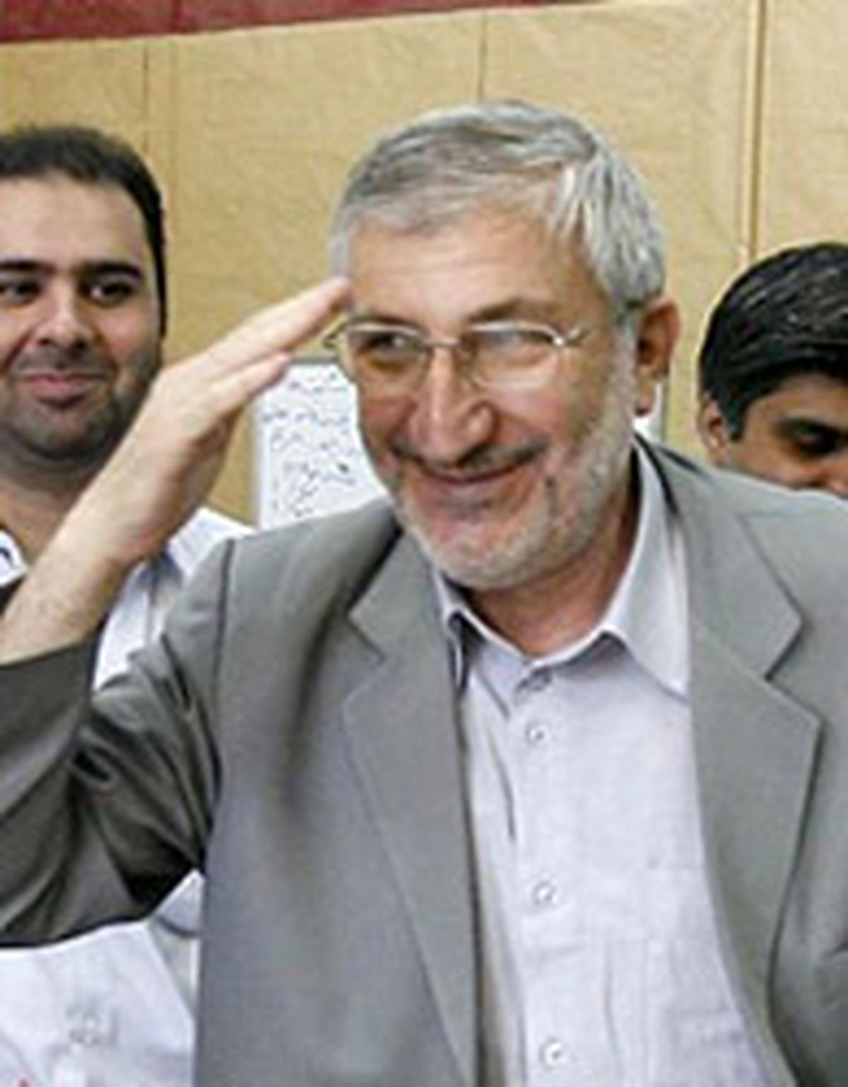 کاندیدایی با یک خانه و سانتافه و پادویی از اول انقلاب