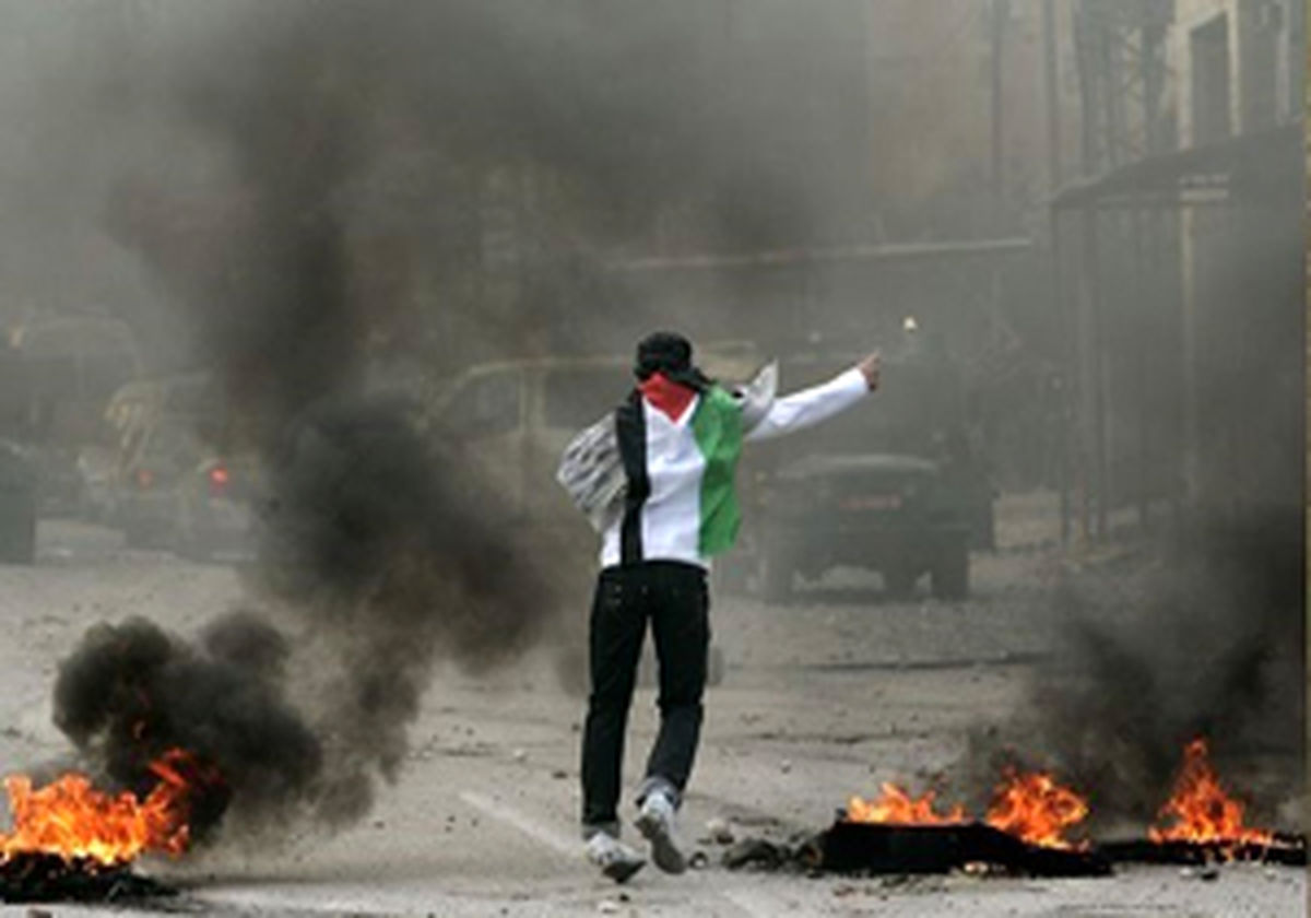 فلسطینی‌ها جاده را به روی صهیونیست‌ها بستند
