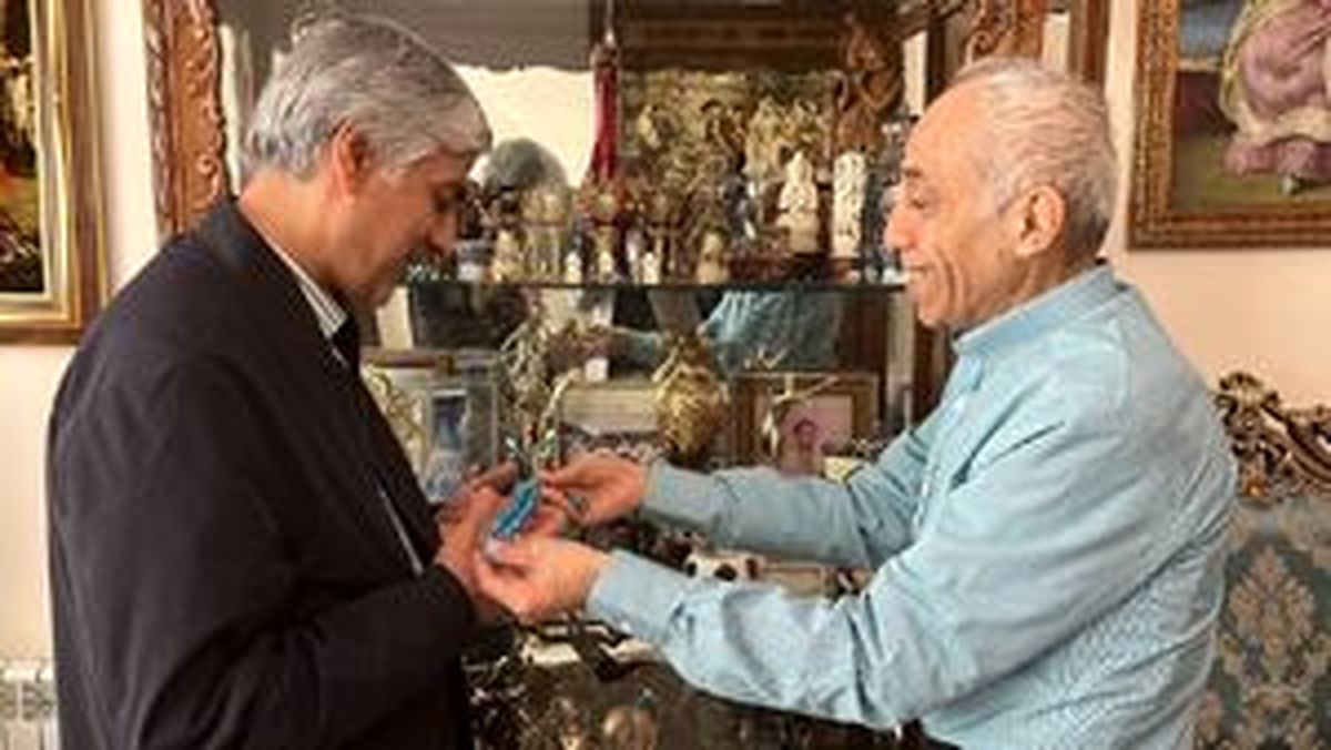 وزیر ورزش در منزل بازیکن پیشین استقلال و تیم‌ملی