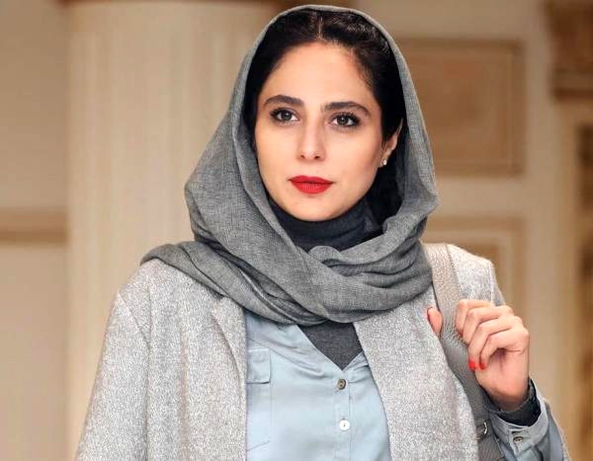 سلفی رعنا آزادی‌ور در کنار نیکی مظفری و آرایشگرش