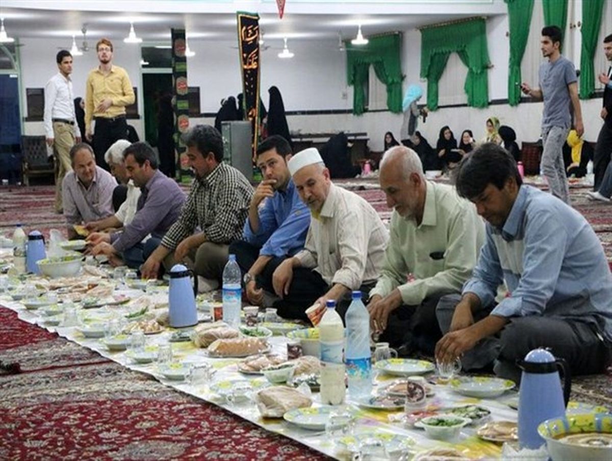 تجلی وحدت شیعه و سنی بر سر سفره افطار/ تصاویر