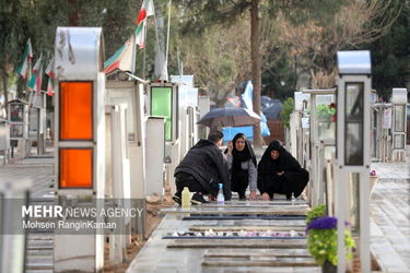 لحظات تحویل سال در گلزار شهدای تهران