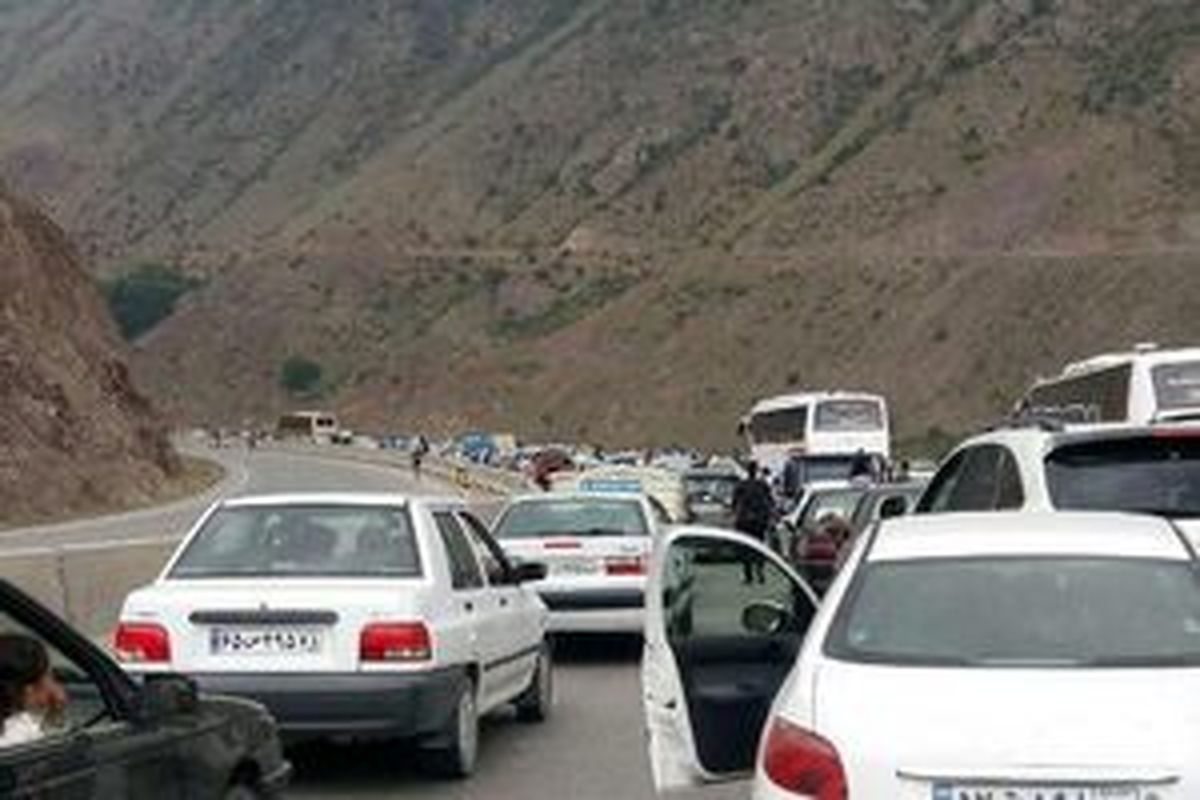 ترافیک سنگین و بارش باران در جاده چالوس
