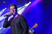 خواننده محبوب به روی صحنه می رود