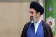 حضرت آقا تجمعات را از تلویزیون دنبال می‌کنند