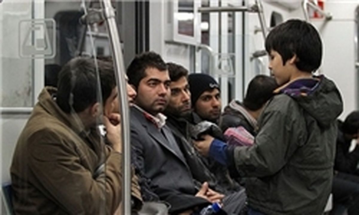 سوراخ کردن بدون درد گوش در مترو!/ دستفروشی، تاوان خوشبینی دولت