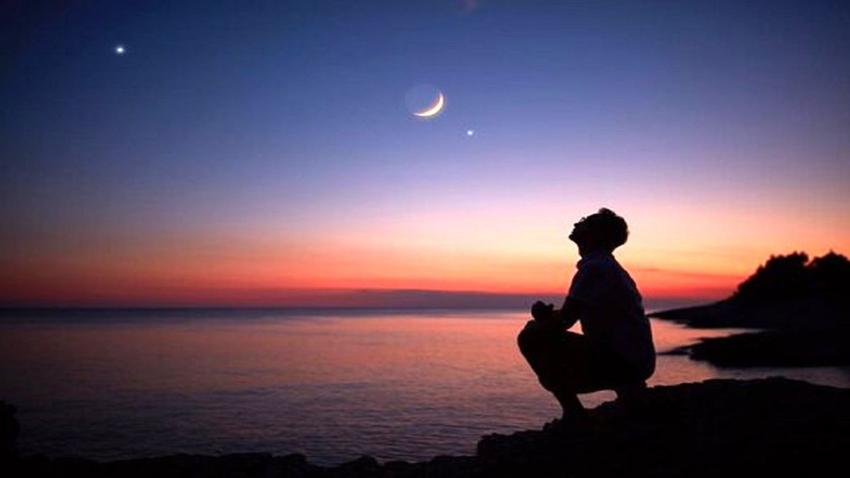 زمین دارای چند ماه است؟
