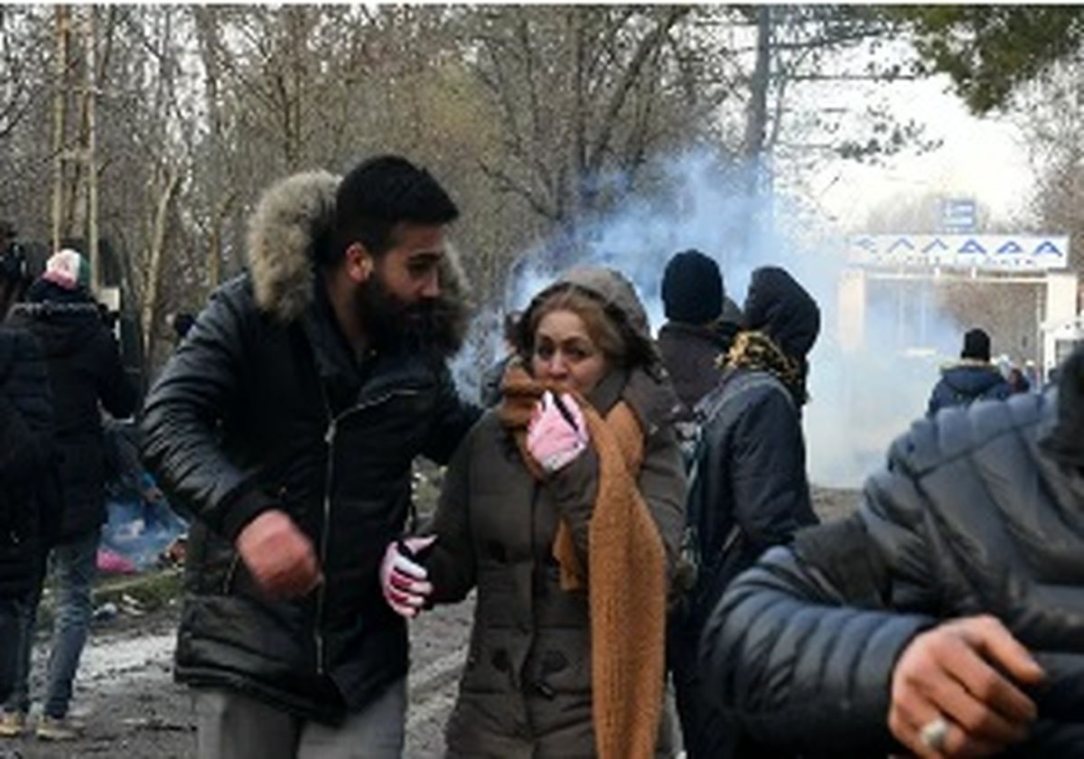 رفتار خشونت آمیز پلیس یونان با مهاجران 