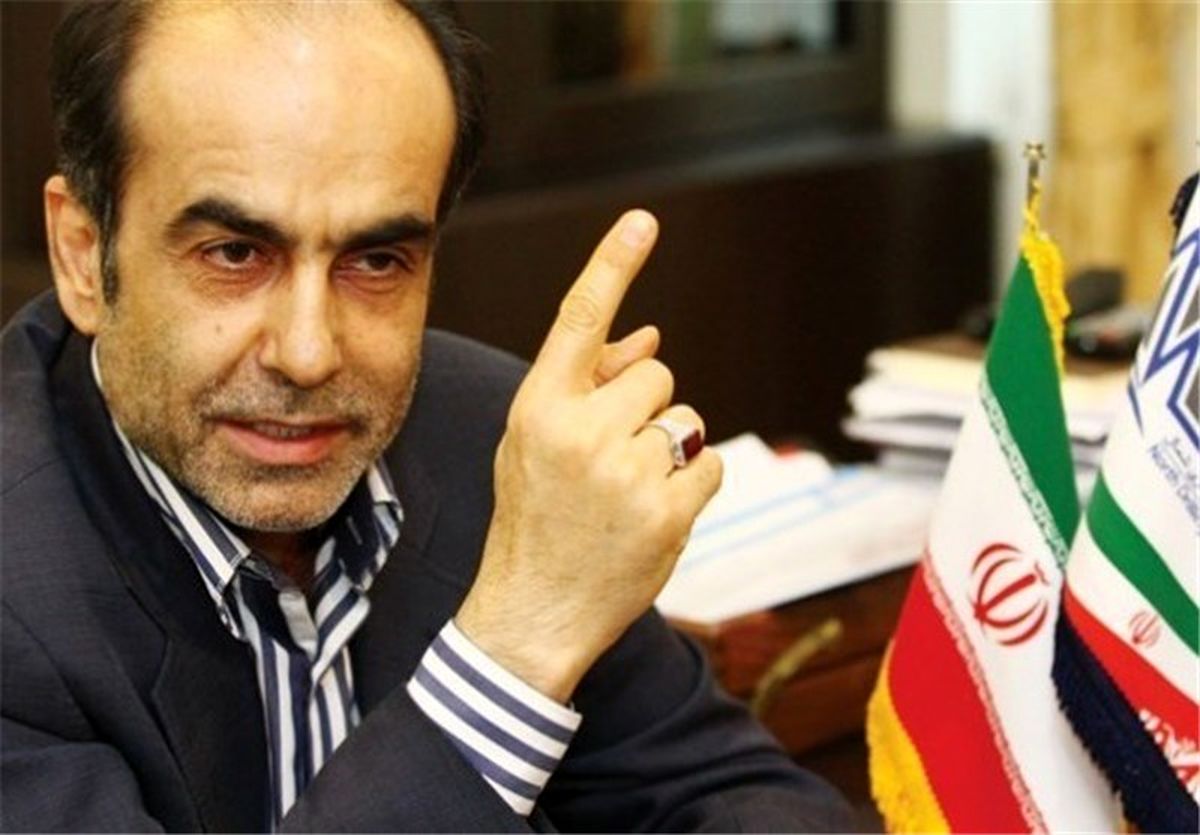 خودروی توسعه ایذه و باغملک در گودال گیر کرده