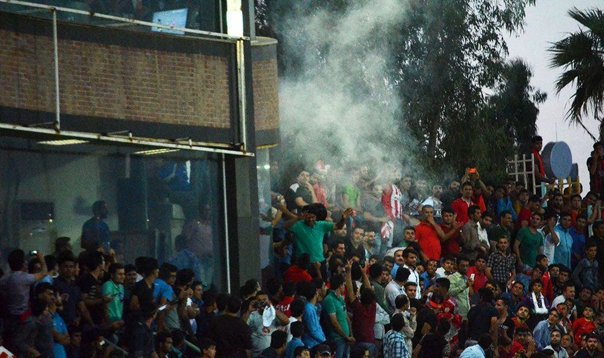 هواداران پرسپولیس بازیکنان خودشان را سنگ می زدند؟