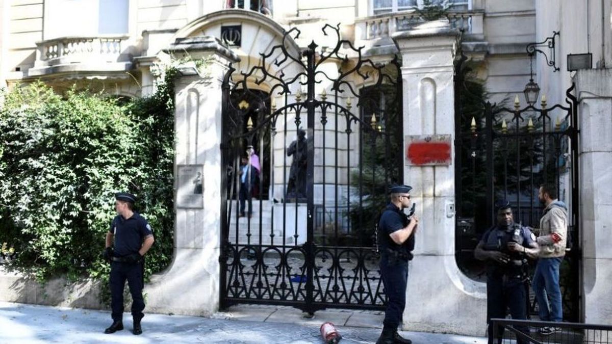 اولین تصاویر از تهدید کنسولگری ایران در  پاریس با نارنجک
