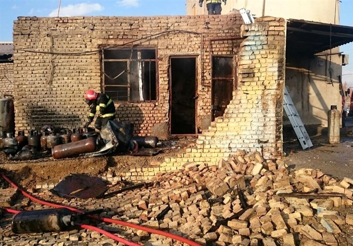 سوختگی ۳ نفر بر اثر انفجار در مغازه شارژ کپسول گاز مایع/ عکس