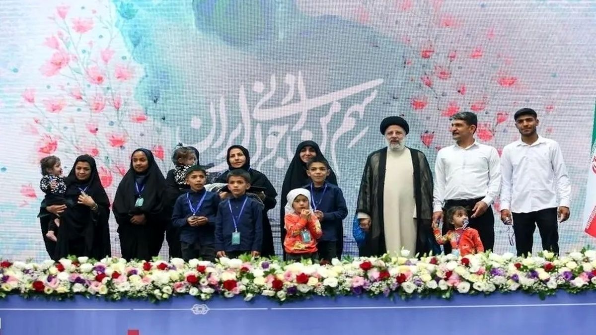 ببینید| اهدای جایزه رئیس جمهوری به خانواده 14 نفره

