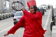 خشایار راد در بین حاجی فیروزا / عکس