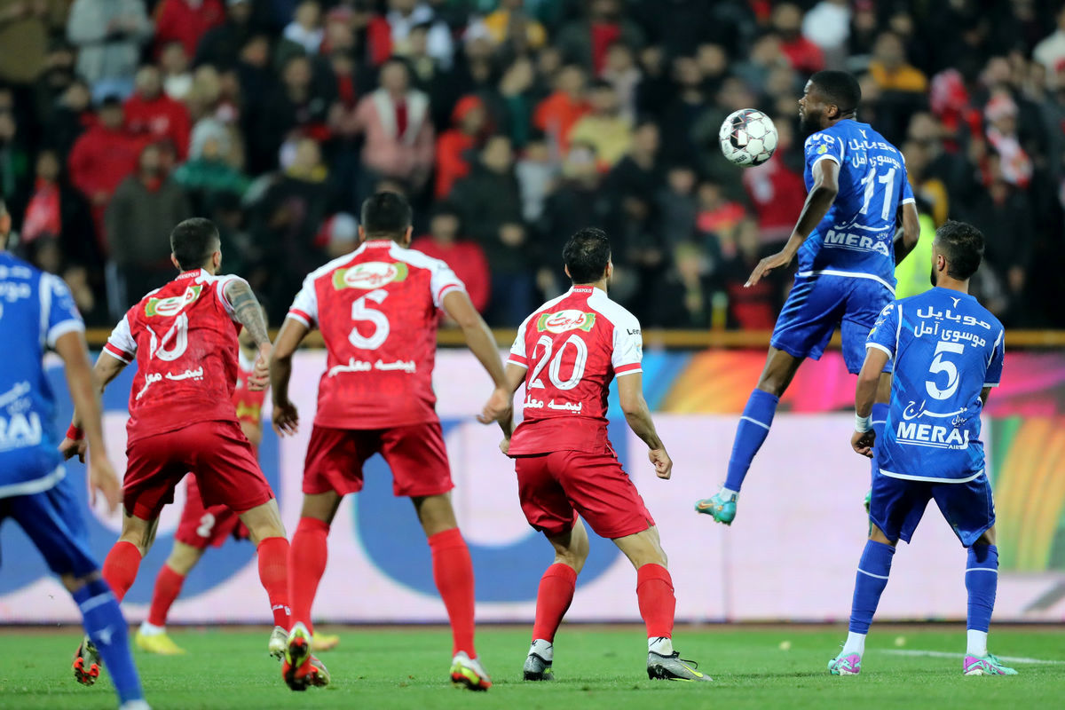 استقلال و پرسپولیس هردو از داوری سود برده‌اند
