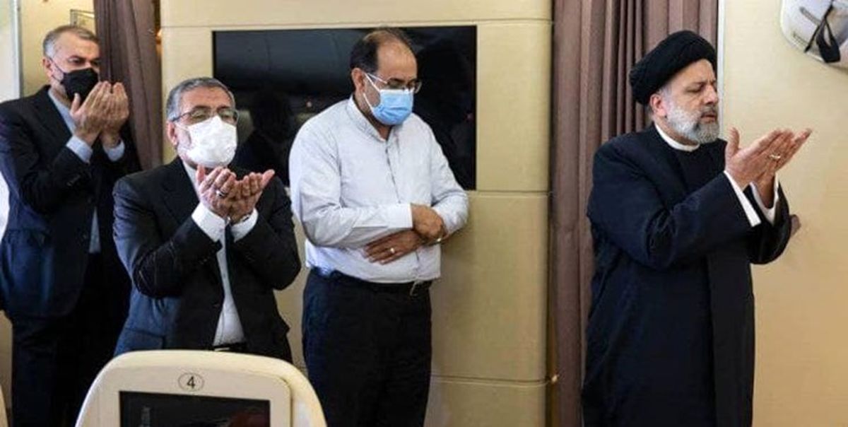 اقامه نماز وحدت در هواپیمای رئیس‌جمهوری در مسیر تاجیکستان