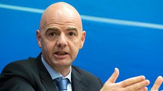  احترام رئیس فیفا به داور محجه ایرانی +عکس