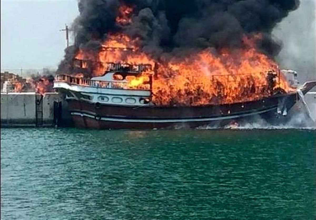 آتش سوزی در  ۸ فروند لنج صیادی در بندر لنگه
