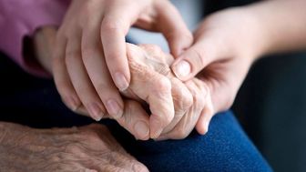 ۴ علامت هشدار دهنده ابتلا به پارکینسون
