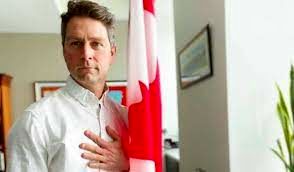 ماجرای ادرار کردن نماینده کانادا مقابل دوربین!