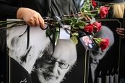 حضور افرادی با تیپ غیرمتعارف در مراسم ختم جمشید مشایخی! /عکس