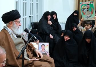 امام خامنه ای در دیدار با خانوادههای شهدای مدافع حرم: اگر مدافعان حرم نبودند؛راهپیمایی اربعین نبود