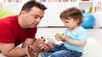 رفتار صحیح با کودکان اوتیسم در محیط‌های شلوغ آموزش داده شود
