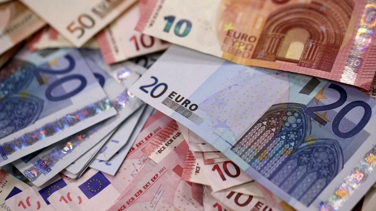 قیمت دلار، قیمت یورو و قیمت پوند شنبه ۲۶ فروردین ۱۴۰۲ + جدول
